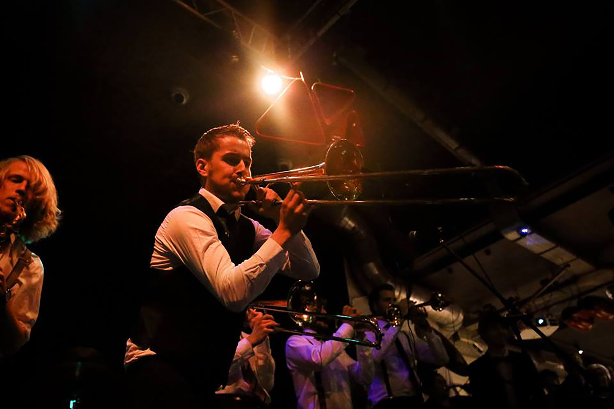 Hillsback Brassband live op podium